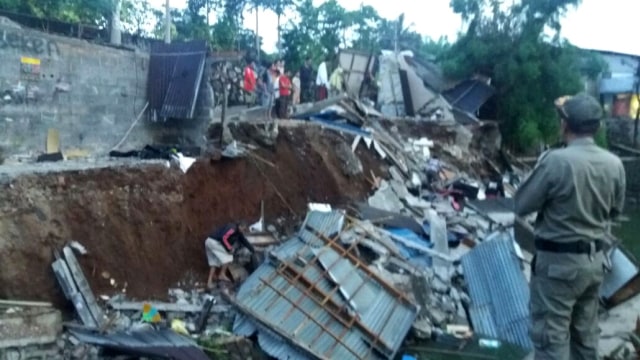 Longsor di Bintaro, Pesanggrahan (Foto: Kapolsek Pesanggrahan Kompol Eko Mulyadi)