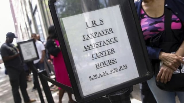 Poster layanan kantor pajak AS. (Foto: REUTERS/Shannon Stapleton)
