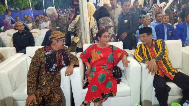 Menteri Susi menonton wayang kulit di Tegal (Foto: Fahrian Saleh/kumparan)