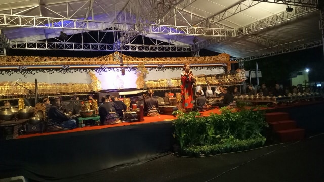 Menteri Susi di pagelaran wayang kulit (Foto: Fahrian Saleh/kumparan)