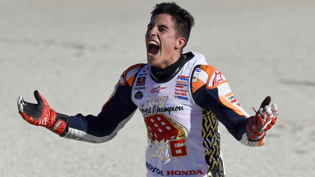 Marquez merayakan gelar juara dunia. (Foto: JOSE JORDAN / AFP)