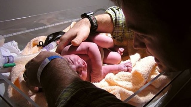 Kelahiran bayi (Foto: Wikimedia Commons)