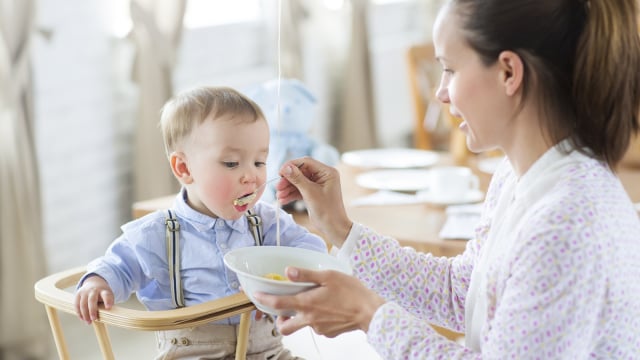 Bayi hanya boleh diberikan makanan sehat (Foto: Thinkstock)