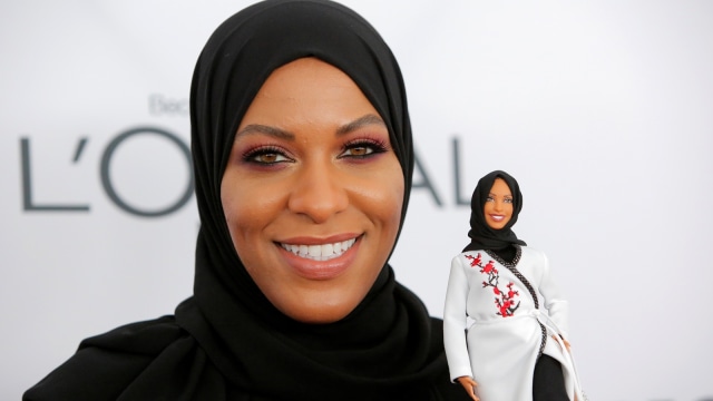 Ibtihaj Muhammad pembuat Barbie Hijab. Foto: REUTERS/Andrew Kelly
