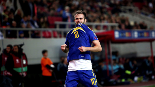 Pjanic merayakan gol ke gawang Yunani. (Foto: AFP/Angelos Tzortzinis)