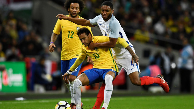 Duel di laga Inggris vs Brasil. (Foto: REUTERS/Dylan Martinez)