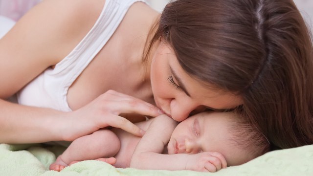 Sentuhan ibu sebagai 'inkubator alami'. (Foto: Thinkstock)
