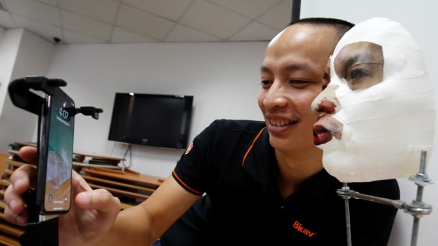 Mencoba buka FaceID iPhone X dengan topeng. (Foto: Kham/Reuters)