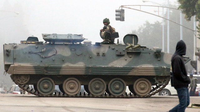 Kendaraan dan pasukan militer di Harare, Zimbabwe (Foto: REUTERS/Philimon Bulawayo)
