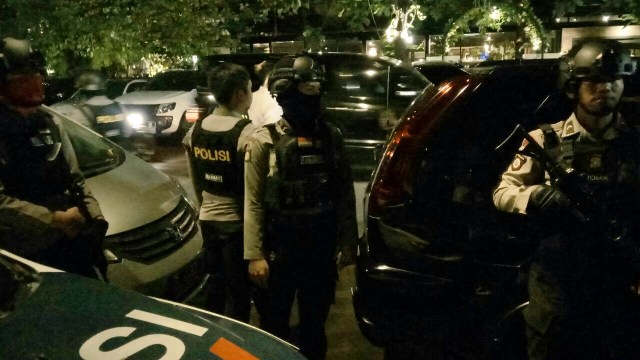 Polisi sterilkan sekitar kediaman Novanto (Foto: Ferio Pristiawan/kumparan)