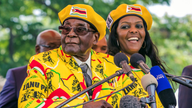 Robert dan Grace Mugabe. (Foto: AFP/Jekesai Njikizana)
