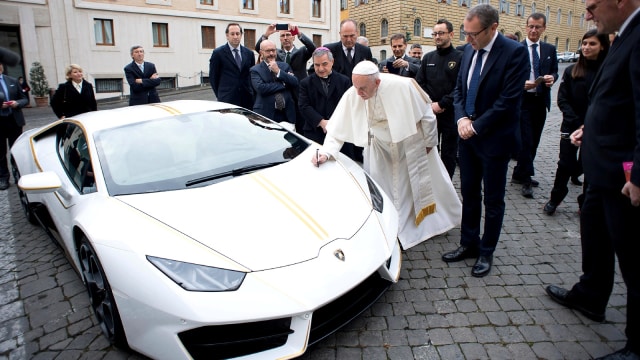 Paus Fransiskus menandatangani Lamborghini Huracan (Foto: Osservatore Romano/Handout via REUTERS )