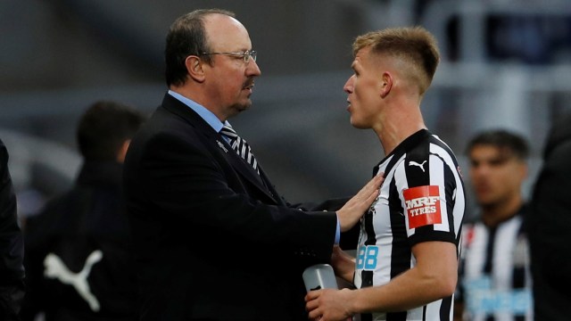 Rafa Benitez bersama Matt Ritchie. (Foto: Reuters/Lee Smith)