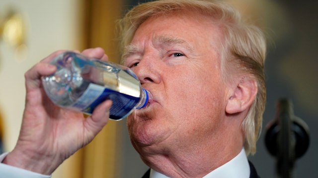 Donald Trump minum (Foto: REUTERS/Joshua Roberts)
