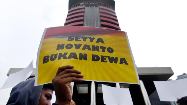 Demo Setya Novanto di depan KPK (Foto: ANTARA FOTO/Sigid Kurniawan)