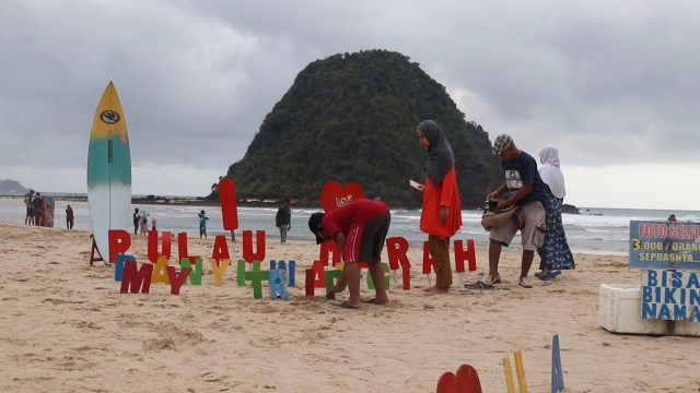 Pantai Pulau Merah Banyuwangi