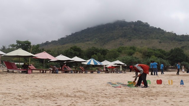 Pantai Pulau Merah Banyuwangi
