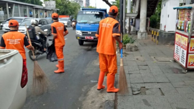 Pasukan Oranye Bersihkan Jalan Kwitang (Foto: Nabilla Fatiara/kumparan)