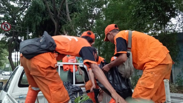 Pasukan Oranye Bersihkan Jalan Kwitang (Foto: Nabilla Fatiara/kumparan)