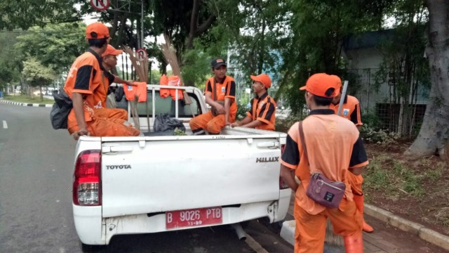 Pasukan Oranye Bersihkan Jalan Kwitang (Foto: Nabilla Fatiara/kumparan)