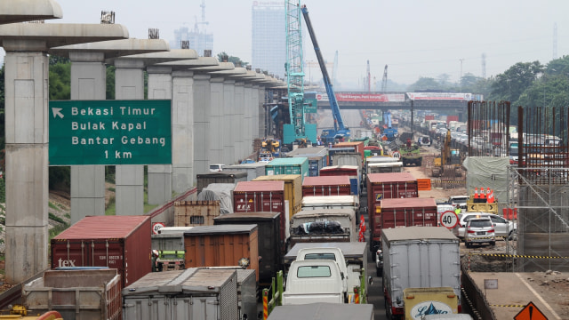 Crane roboh di Jalan Tol Jakarta-Cikampek (Foto: ANTARA /Risky Andrianto)