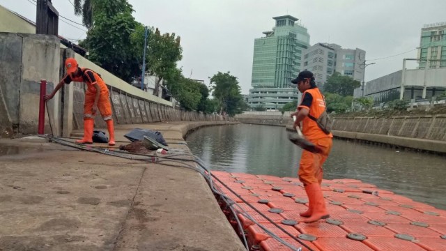 Pasukan oranye membersihkan Kali Ciliwung (Foto: Nabilla Fatiara/kumparan)