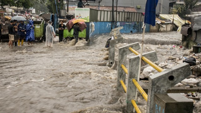 Banjir di Bandung (Foto: ANTARA/Novrian Arbi)