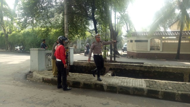 TKP tabrakan dipasangi garis polisi (Foto: Ainul Qalbi/kumparan)