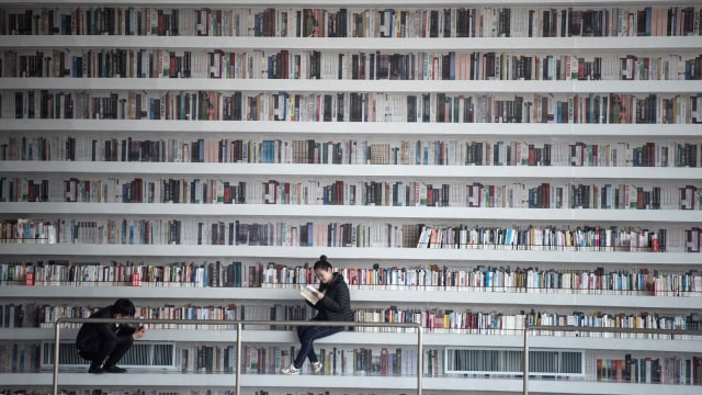 Perpustakaan Binhai Tianjin di China (Foto: AFP/Fred Dufour)