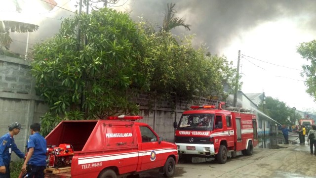 Kebakaran Pabrik pembuatan Tiner, Tangerang (Foto: Adhim Mugni/kumparan)