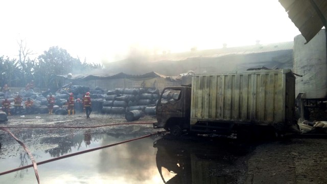 Kebakaran Pabrik pembuatan Tiner, Tangerang (Foto: Adhim Mugni/kumparan)