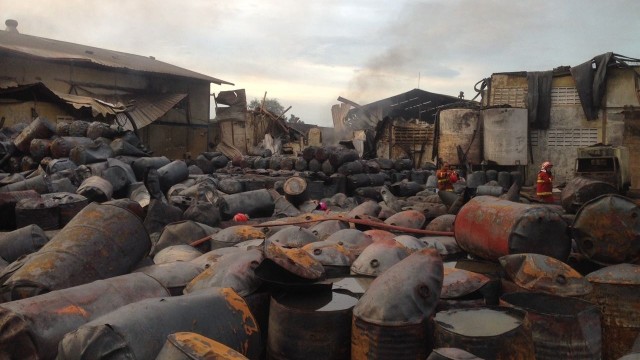 Ribuan tabung tiner terbakar di bagian luar  (Foto: Mirsan Simamorang/kumparan)