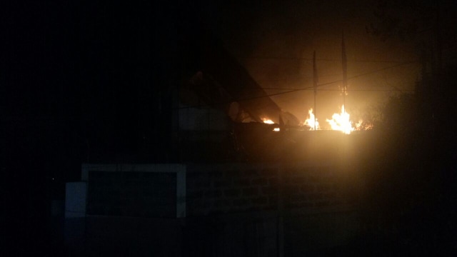Api Semakin Membesar Pabrik Tiner (Foto: Adim Mugni M/kumparan)