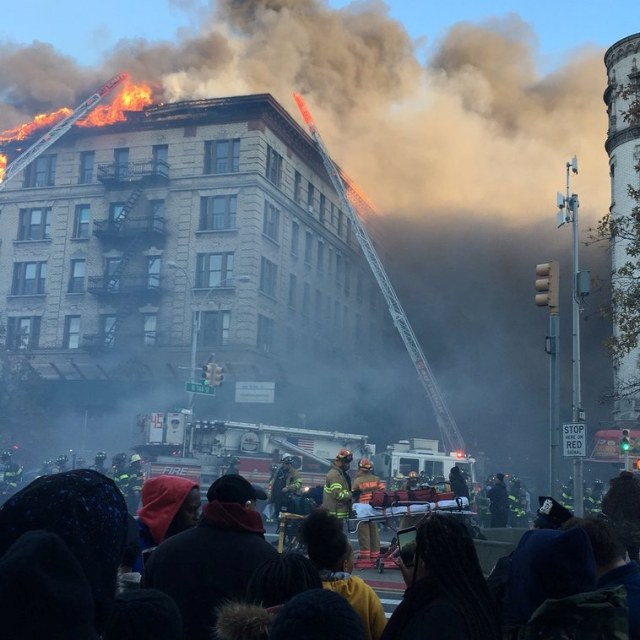 Kebakaran di Manhattan (Foto: REUTERS/TWITTER @KEVINCLAMATO)