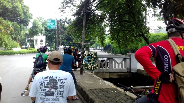 Warga berfoto di TKP kecelakaan Setnov (Foto: Ricad Saka/kumparan)