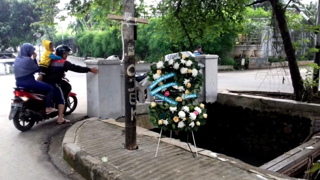 Warga berfoto di TKP kecelakaan Setnov (Foto: Ricad Saka/kumparan)