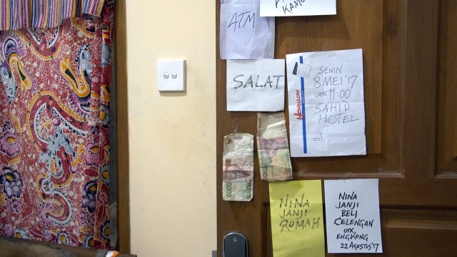 Catatan pengingat di pintu rumah Danarto. (Foto: Jacinta Nungky/kumparan)