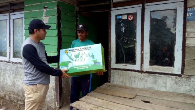Pemasangan LTSHE di Desa Sori Tatanga (Foto: Resya Firmansyah/kumparan)