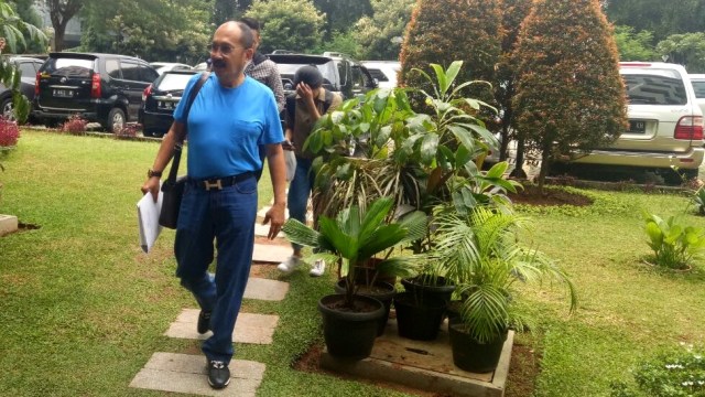 Fredrich datang ke RSCM dengan membawa dokumen (Foto: Adhim Mugni/kumparan)