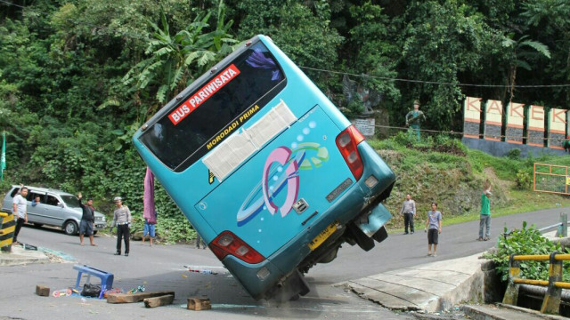 Bus Pariwisata Terguling Di Kakekbodo Berhasil Dievakuasi