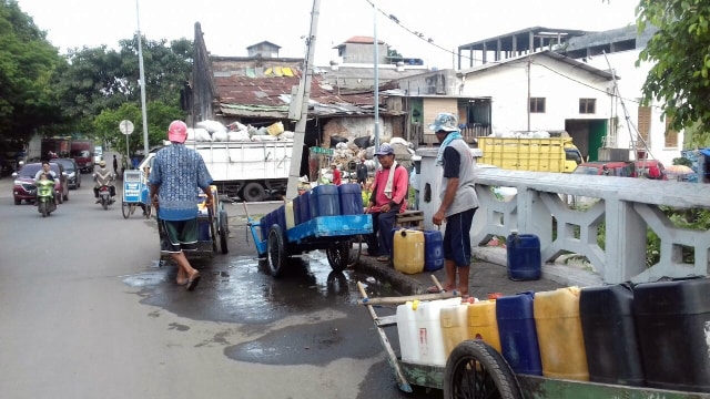 Penjual air bersih keliling (not cover) (Foto: Ricad Saka)