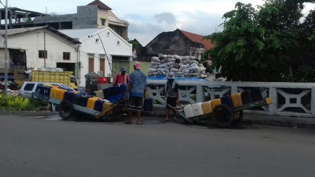 Penjual air bersih keliling  (Foto: Ricad Saka)