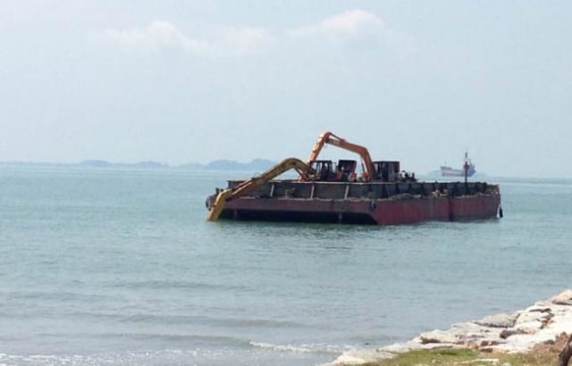 Tongkang Pembuang Limbah Masih Beroperasi di Harbour Bay