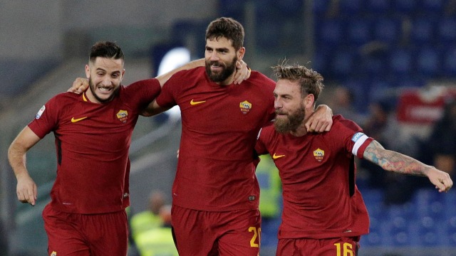 Pemain-pemain Roma melakukan selebrasi. (Foto: REUTERS/Max Rossi)