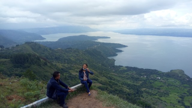 Warga menikmati pemandangan Danau Toba (Foto: Johanes Hutabarat/kumparan)