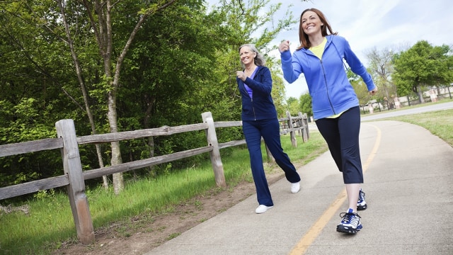 Jalan kaki meningkatkan kesehatan tulang (Foto: Thinkstock)