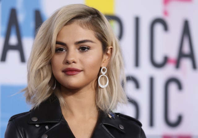 Selena Gomez menatap tajam ke arah fotografer (Foto: REUTERS/Danny Moloshok)