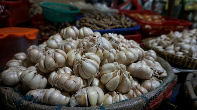 Bawang putih di Pasar Minggu (Foto: Iqbal Firdaus/kumparan)