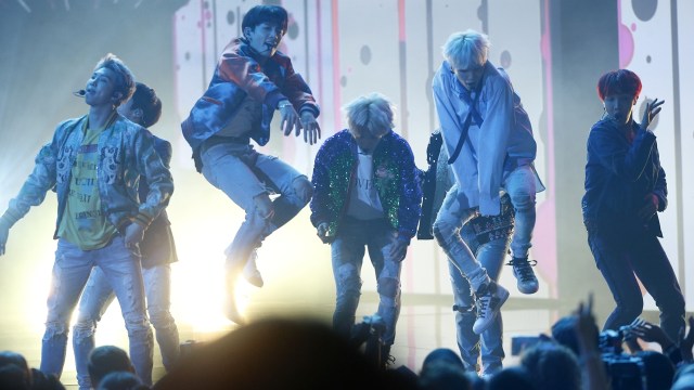 BTS di American Music Awards. (Foto: Mario Anzuoni/Reuters)