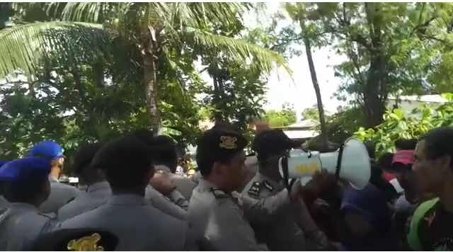 Polisi dan Warga Bentrok Saat Penyegelan Wilayah Pesisir Pulau Pari (1)